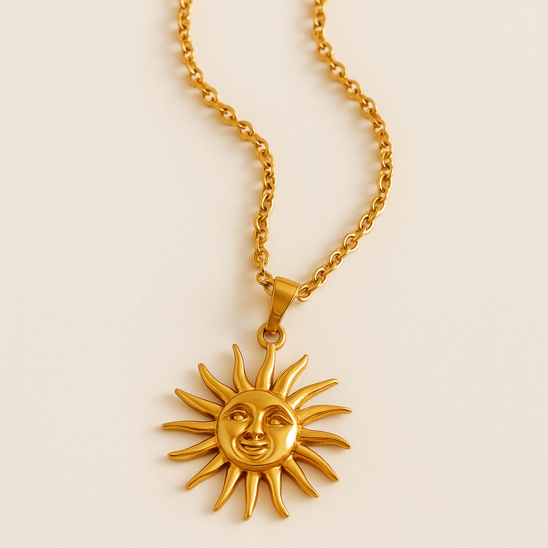 Collar dorado con dije de sol brillante en cadena de acero inoxidable