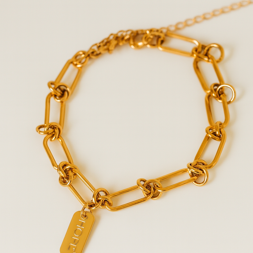 Pulsera dorada de eslabones con dije “HOPE” en acero inoxidable, elegante, ajustable y minimalista para mujer.