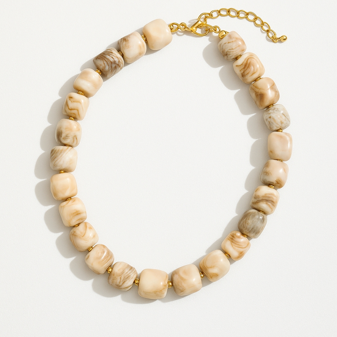 Chunky stone necklace de piedras naturales en el cuello de una mujer, joyería statement elegante