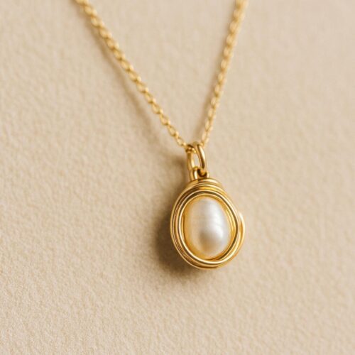 Collar Granito de Mostaza en perlita encapsulada con alambre dorado y cadena en baño de oro 18K, joya artesanal inspirada en la fe