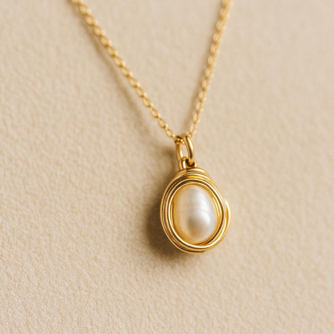 Collar Granito de Mostaza en perlita encapsulada con alambre dorado y cadena en baño de oro 18K, joya artesanal inspirada en la fe