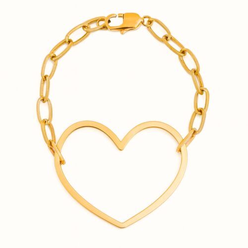 Pulsera dorada con dije en forma de corazón hueco, diseño moderno y elegante sobre fondo blanco