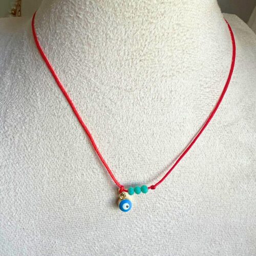 Collar de hilo rojo con dije circular ojo turco azul y cuentas verdes - Joyería protectora